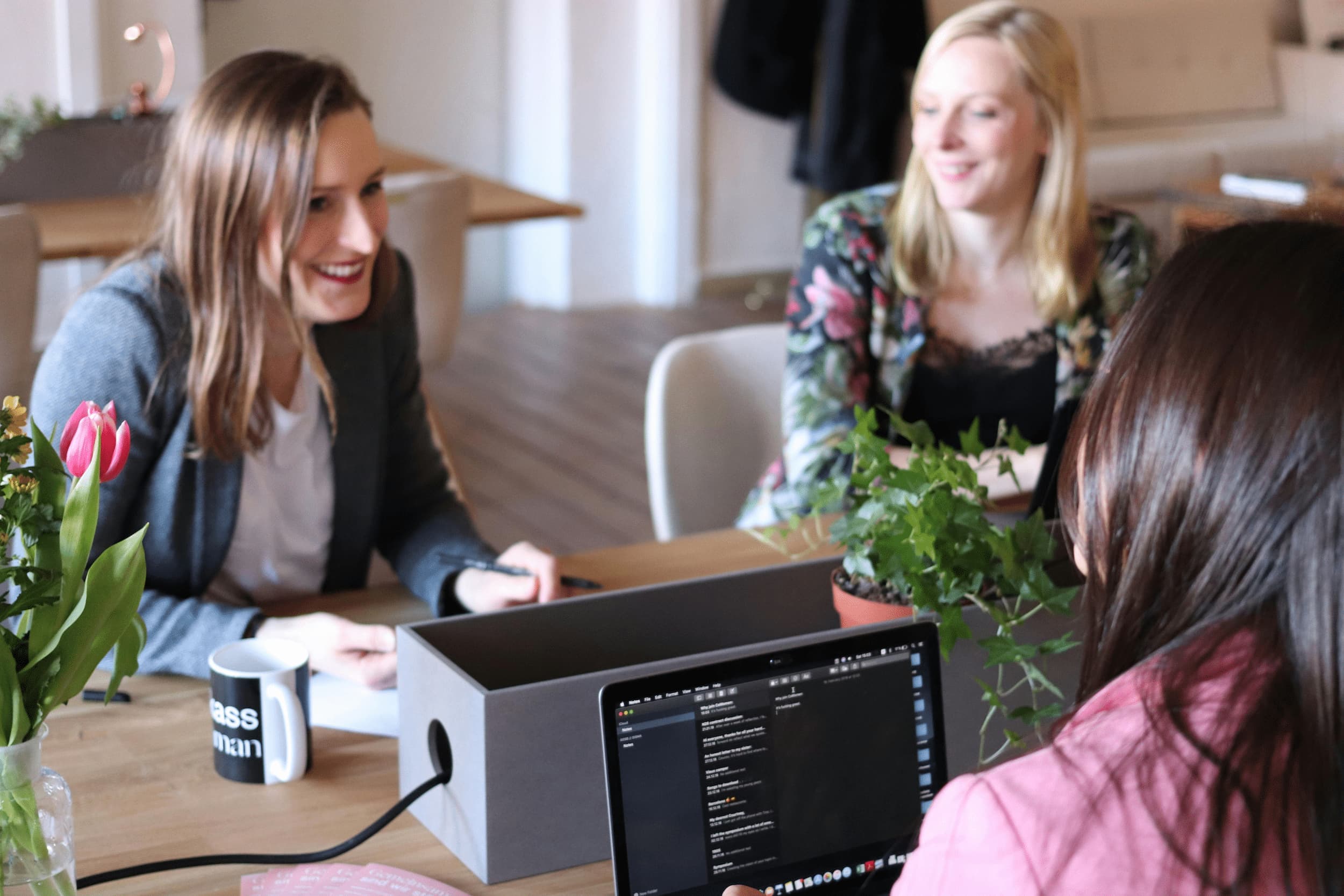 Professionnels immobiliers en réunion de travail